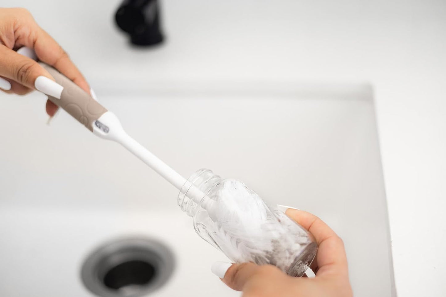 Ubbi Deluxe Baby Bottle Cleaning Set Includes a Nipple Brush with Suction Cup, Oat