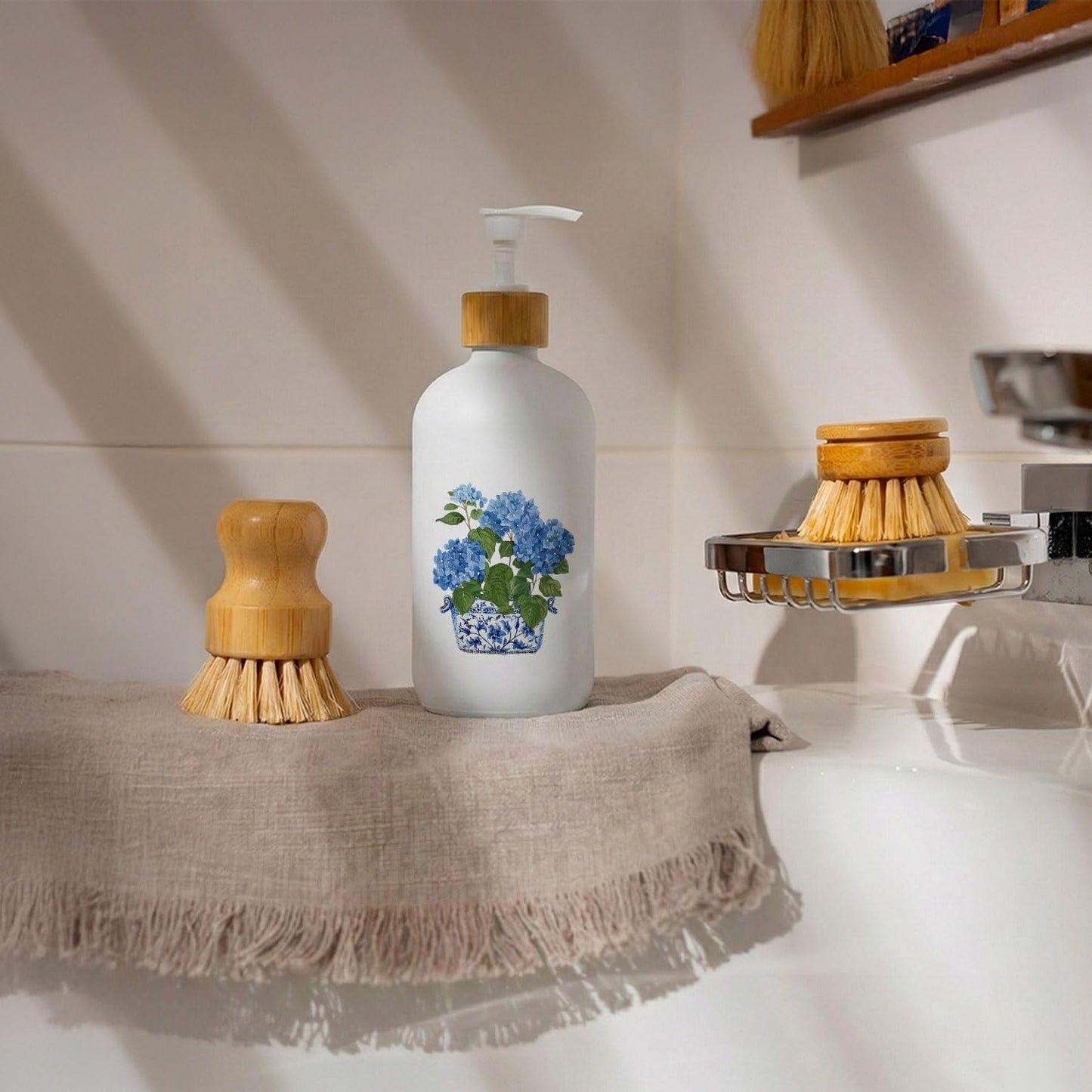 Chinoiserie Hydrangea Soap Dispenser, Blue and White Porcelain Floral Glass Dish Soap Dispenser for Kitchen, Grand Millenial Refillable Handsoap Pump Bottle for Bathroom Countertop