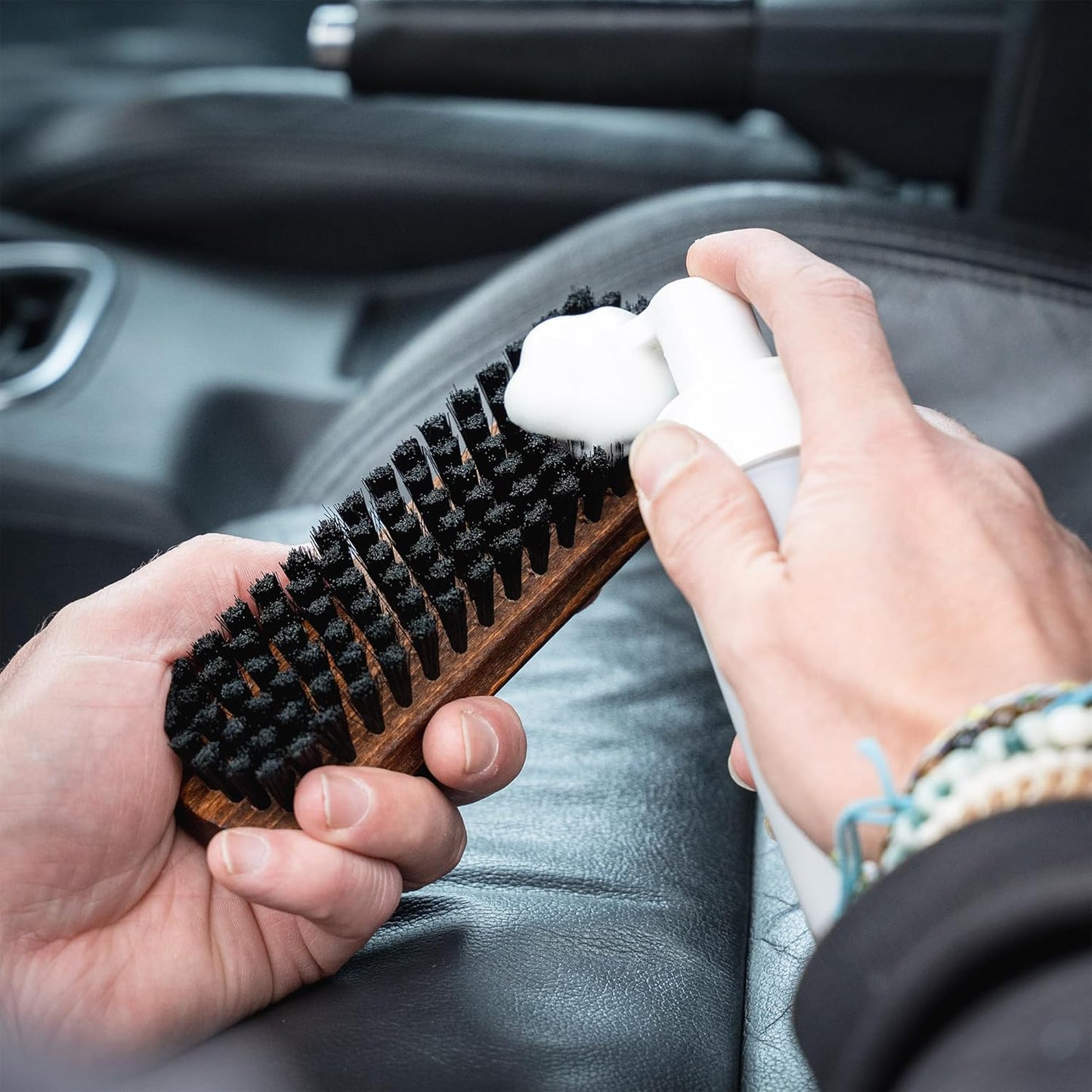 Geist. Leather & Upholstery Cleaning Brush Medium | To clean car seats, leather sofas, and alcantara | For car interiors, furniture, boots, shoes, bags and more