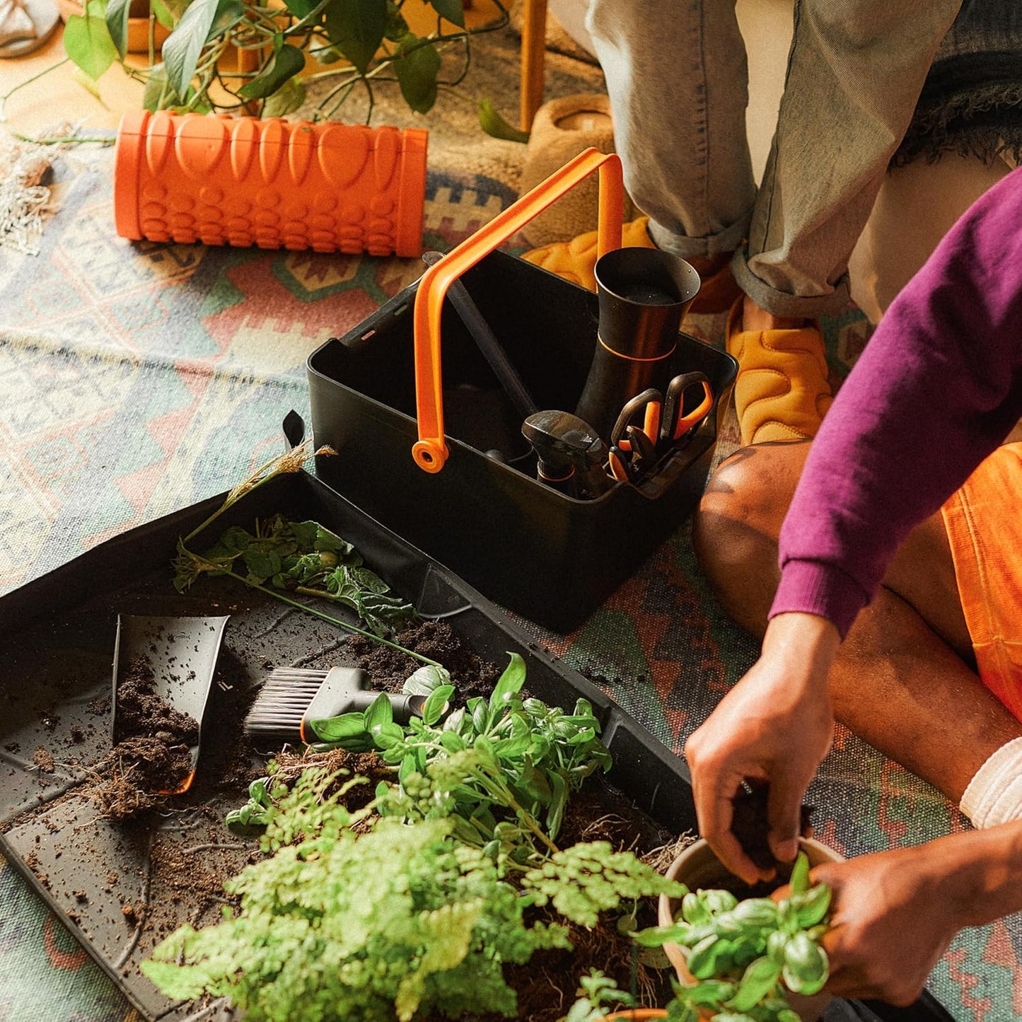 Fiskars Planting Soil Scoop & Brush Set, Dual-Sided Tool for Indoor Digging & Cleanup, Narrow Rigid End & Flexible Dustpan for Potting, Soft Bristles Sweep Debris, Recycled Plastic