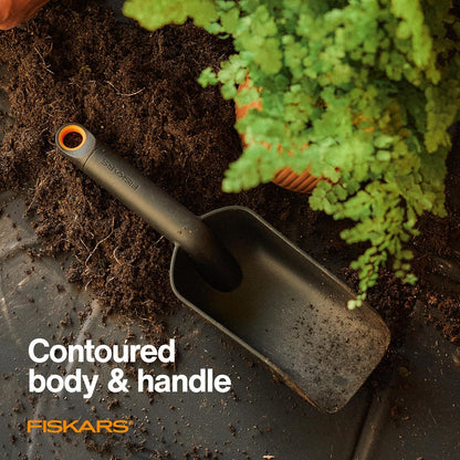 Fiskars Planting Soil Scoop & Brush Set, Dual-Sided Tool for Indoor Digging & Cleanup, Narrow Rigid End & Flexible Dustpan for Potting, Soft Bristles Sweep Debris, Recycled Plastic